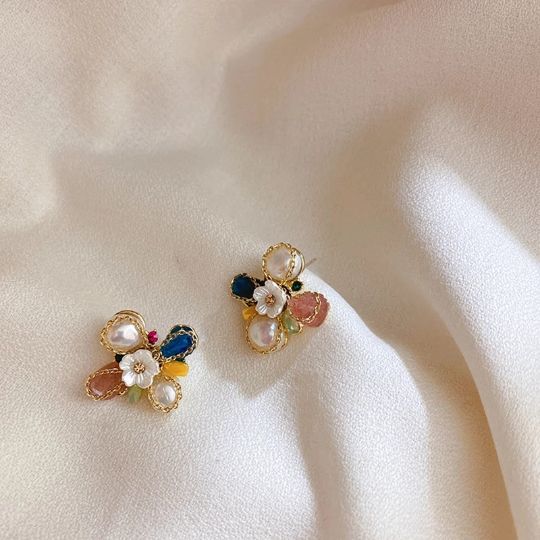 Picture of Pearl and Flower Earrings
