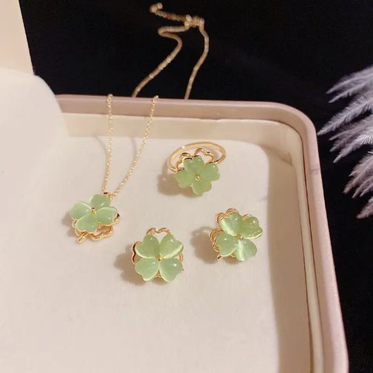 Picture of Four Leaf Clover Opal Set
