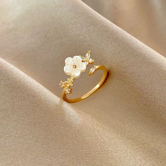 Picture of Elegant Flower Crystal Ring