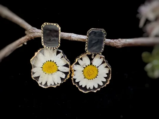 Picture of Handmade White Daisy Earrings 